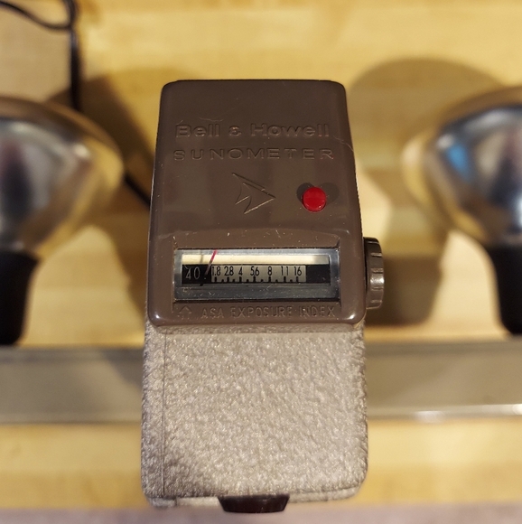 1950S BELL & HOWELL 8MM CAMERA & HAND-HELD LIGHT BAR FOR INDOOR PROJECTOR MOVIES - Picture 9 of 14